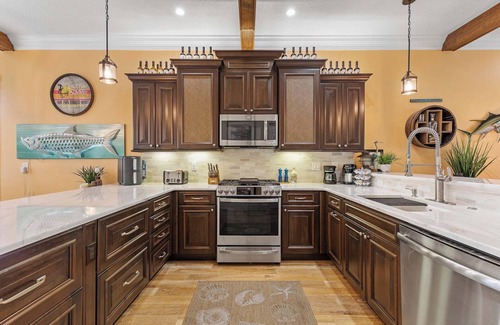 North Causeway House | Happy Daze: Prime Location, Pool, Tiki Bar and Marina Access 🍹🌴