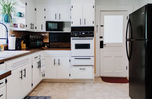 Wilmington House | Happy Hen House 2-Bedroom House w/Amazing Front Porch and Backyard Chickens