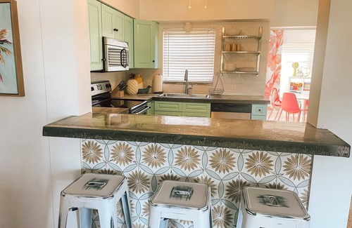 South Pinellas Community Council House | Happy Home - Fenced yard - 5 Min to Beach - Pets - 2 BR, 1 BA