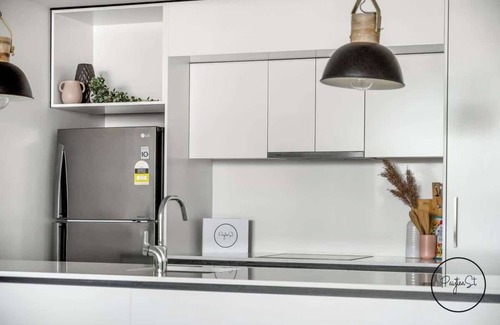 Newcastle Apartment | Happy Honeysuckle - WiFi included - No Airbnb Fees