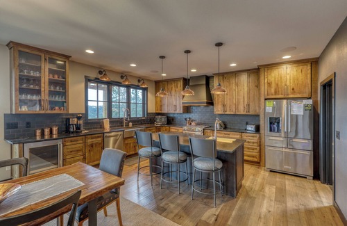 Deadwood House | Happy Hour Hideaway - Magnificent Mountain Views!