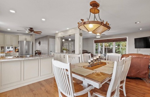 Laconia House | Happy Hours on Lake Winnisquam