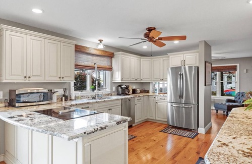 Laconia House | Happy Hours on Lake Winnisquam
