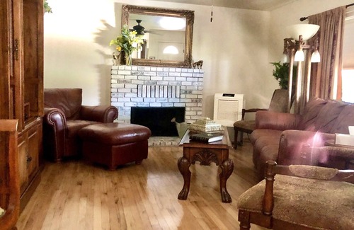 Redding House | 🏡🌼Happy HOUSE, Happy LIFE!SWEET 2bd. 6Blocks2allHospitals 3 MO. Minimum stay.