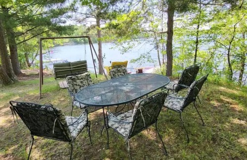 Delta Cabin | Happy Lakeside Getaway