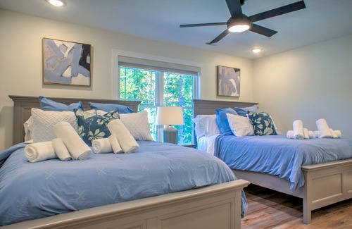 Hendersonville House | Happy Leaf Lodge by Carolina Mornings | Fire Pit, Grill, & Hot Tub♨️
