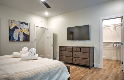 Hendersonville House | Happy Leaf Lodge by Carolina Mornings | Fire Pit, Grill, & Hot Tub♨️