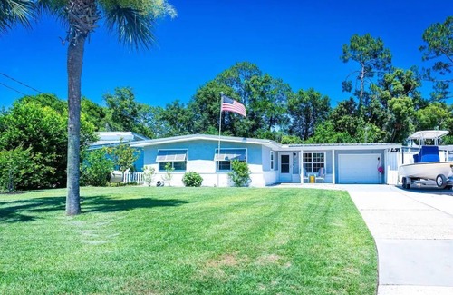 Woodlawn House | Happy OURS 206–Pool-Close to Beach-Sleeps 6