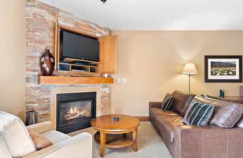 Tamarack Apartment | Happy Trails Captivating Lodge King Studio Condo |Jet Tub and Fireplace