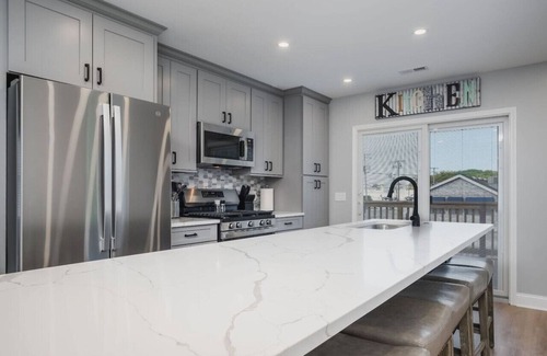 Fox Lake Apartment | Harbor Clubhouse 3Bed 3.5Bath Modern Waterfront with Hot Tub & Pet Friendly