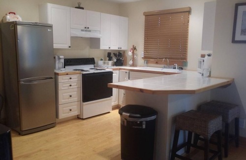 Union Pier House | Harbor Haven: Crisp Air, Cozy Fireplace, & Lake Views Nearby