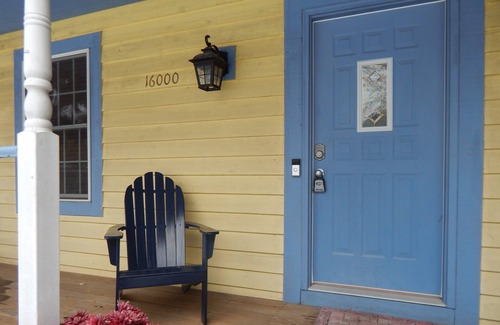Union Pier House | Harbor Haven: Crisp Air, Cozy Fireplace, & Lake Views Nearby