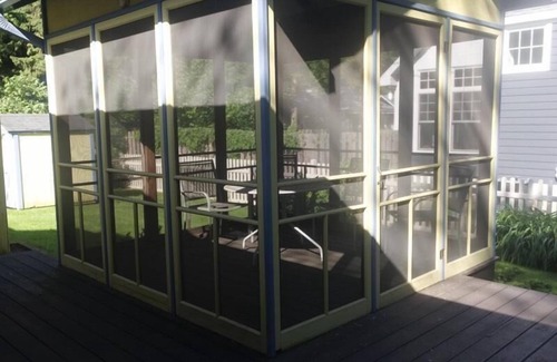 Union Pier House | Harbor Haven: Crisp Air, Cozy Fireplace, & Lake Views Nearby