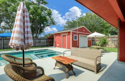 Galveston House | Harbor HideAway with Heated Pool 1 Mile to Beach and close to Cruise Terminal