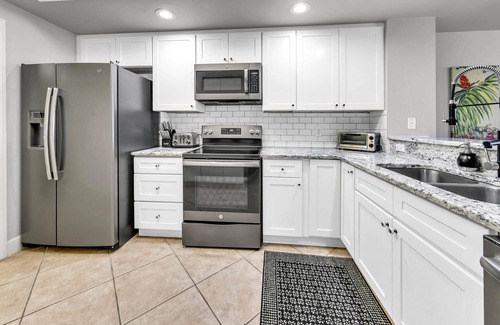 Holiday Isle Condo | Harbor Landing 102B- The heart of Destin: shopping & restaurants! Beach access w/pools & hut tubs!