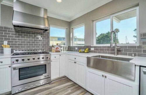 Hollywood House | Harbor View & Steps to the Beach