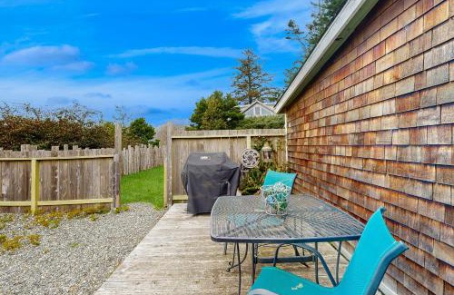 Gold Beach Hotel | Harbor View Studio Cottage