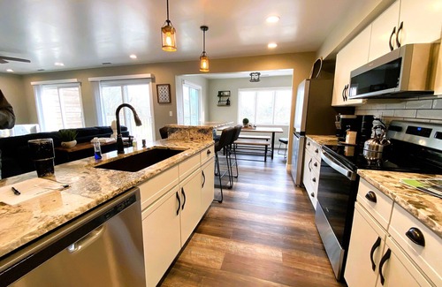 Huron Condo | Harborview on the water-sleeps 24 w/8 King Suites!