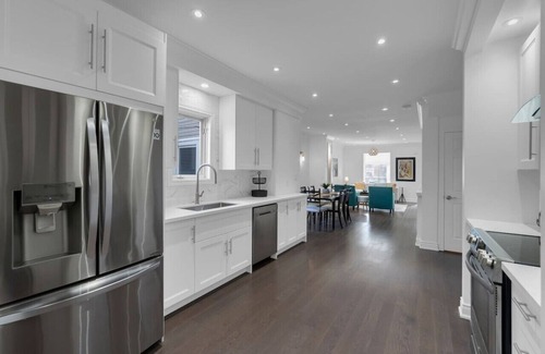 Riverdale Hotel | Harbory Stays - 4BR Suite