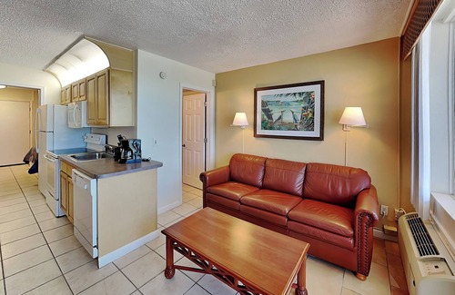 Lenox Park Condo | Harbour Beach Resort 805 | Amenities + Beach Front