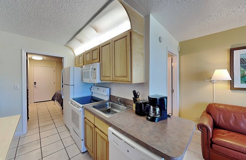 Lenox Park Condo | Harbour Beach Resort 805 | Amenities + Beach Front