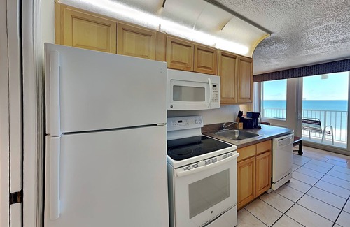 Lenox Park Condo | Harbour Beach Resort 805 | Amenities + Beach Front
