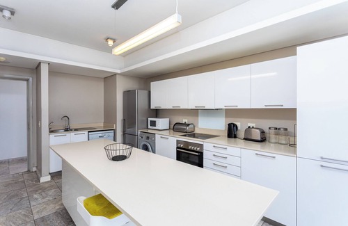 Victoria and Alfred Waterfront Apartment | Harbour Bridge 401 by CTHA