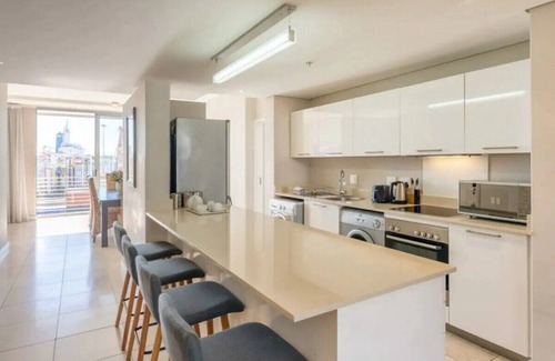 Victoria and Alfred Waterfront Apartment | Harbour& Canals Family Apt with Parking, A/C, Fast