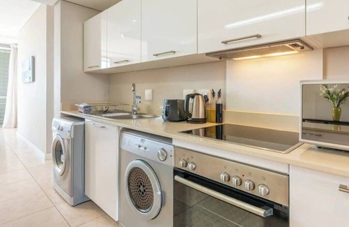 Victoria and Alfred Waterfront Apartment | Harbour& Canals Family Apt with Parking, A/C, Fast