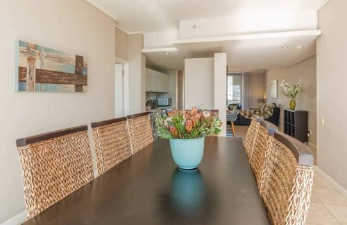 Victoria and Alfred Waterfront Apartment | Harbour& Canals Family Apt with Parking, A/C, Fast