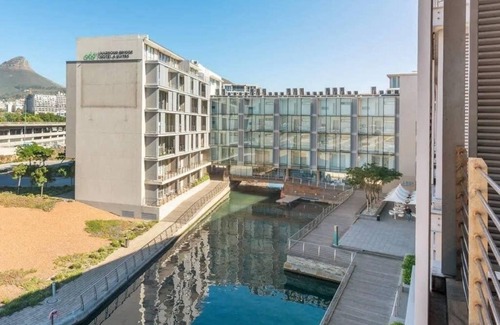 Victoria and Alfred Waterfront Apartment | Harbour& Canals Family Apt with Parking, A/C, Fast