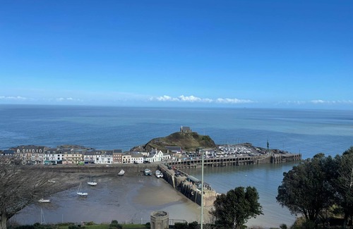 Hele Apartment | Harbour View - A well appointed apartment with great views