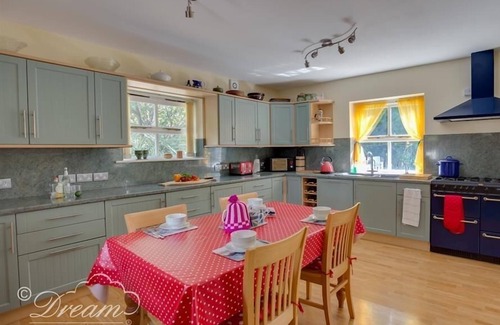 Weymouth Cottage | HARBOUR VIEW BUNGALOW, family friendly, with a garden in Weymouth