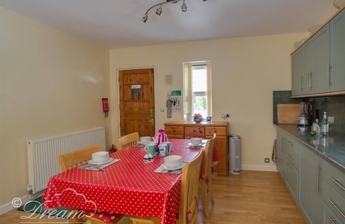 Weymouth Cottage | HARBOUR VIEW BUNGALOW, family friendly, with a garden in Weymouth