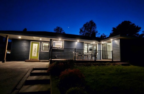 Grand Marais House | Harbour View Getaway- unique, fully renovated 1 block from the lake!