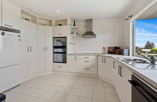 Maraetai House | Harbour View - Maraetai Holiday Home