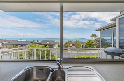 Maraetai House | Harbour View - Maraetai Holiday Home
