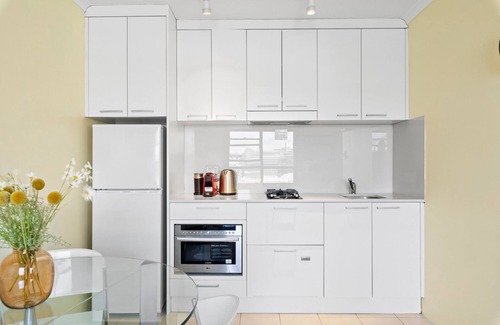 McMahons Point Apartment | Harbour View with Opera House Overlook