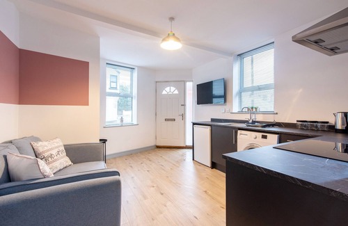 Newark Apartment | Harcourt 1A: 2BR Flat with Parking in Newark