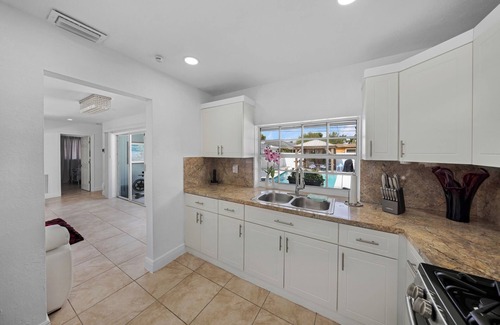 Miami Gardens House | Hard Rock Stadium 5 min Home Pool Retreat