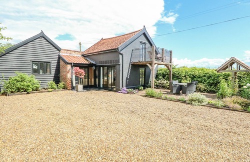 Carleton Rode Cottage | HARGATE FARM BARN, pet friendly, with hot tub in Old Buckenham