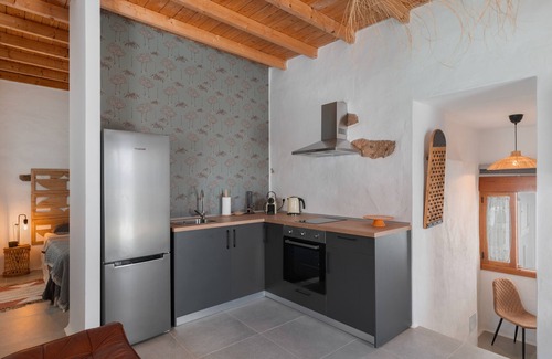 Tabayesco Apartment | Haría Holidays with Mountain Views, Shared Pool and Wi-Fi