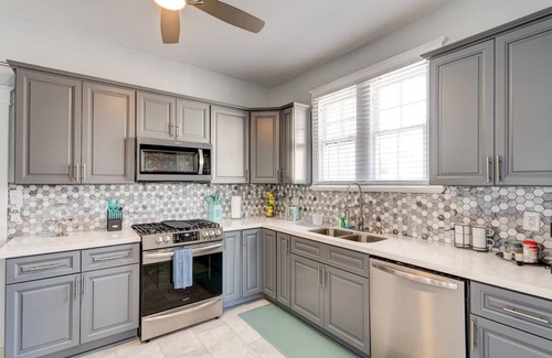 Fairgrounds Apartment | Harleaux Chateau by Jazz Fest and City Park.