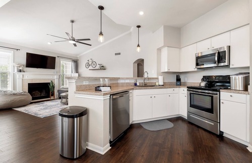 Rogers Condo | Harmon Haven Bike-Friendly Contemporary Condo w/Garage on The Greenway!