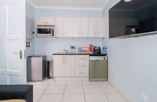 Greater Johannesburg Metropolitan Area Cottage | Harmony Apartment: Stylish 1-Bedroom in Parkmore with Uninterrupted Solar Power