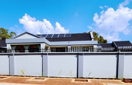 Greater Johannesburg Metropolitan Area Cottage | Harmony Apartment: Stylish 1-Bedroom in Parkmore with Uninterrupted Solar Power