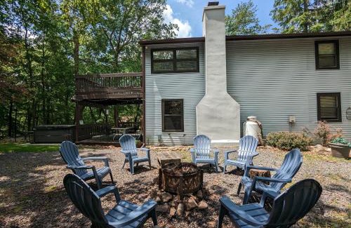 Lake Harmony Estates House | Harmony Cottage by AvantStay Lake Access Hot Tub Fire Pit Game Room