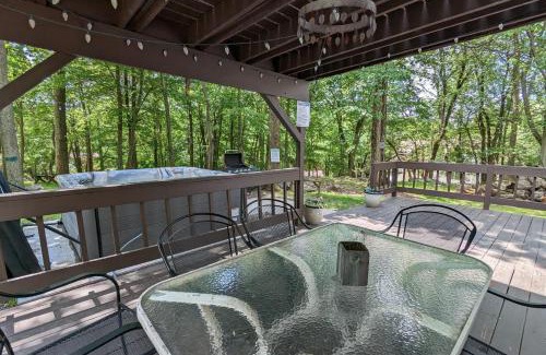 Lake Harmony Estates House | Harmony Cottage by AvantStay Lake Access Hot Tub Fire Pit Game Room