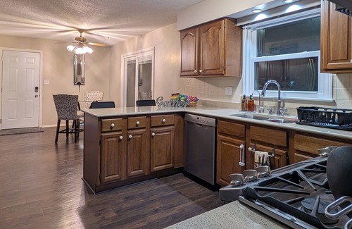 Muncie House | Harmony Hideaway Over 4000 sqft, 5 mins to BSU & IU, Games Rooms and Summer Pool