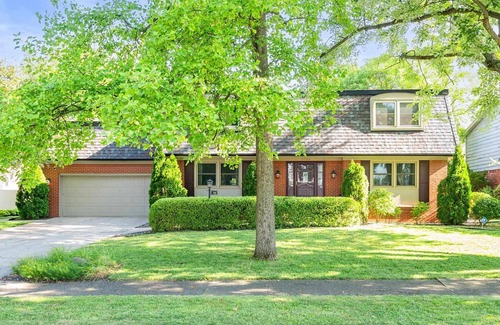 Muncie House | Harmony Hideaway Over 4000 sqft, 5 mins to BSU & IU, Games Rooms and Summer Pool
